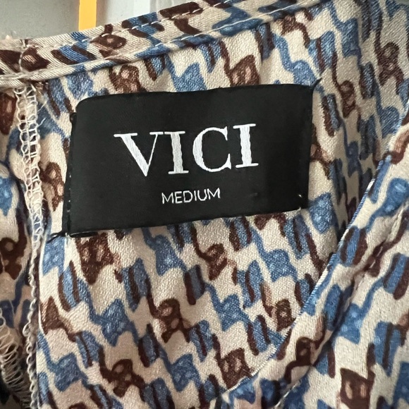 Chic Geometric Patterned Women’s Blouse, Size Medium - Picture 5 of 12